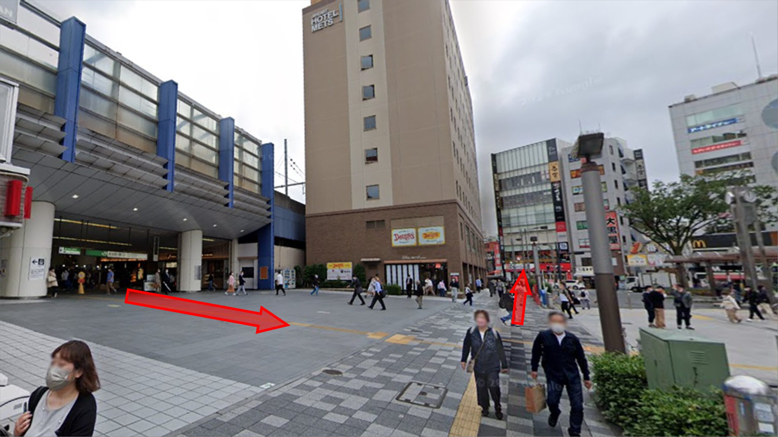 JR赤羽駅東口を出て駅前の広場を北側へ進む