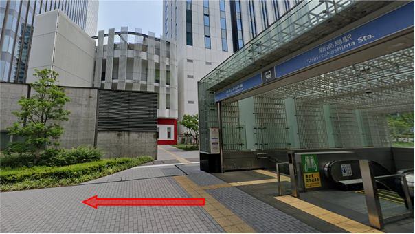 みなとみらい線新高島駅の出口を出て横濱ゲートタワー方面へ進む