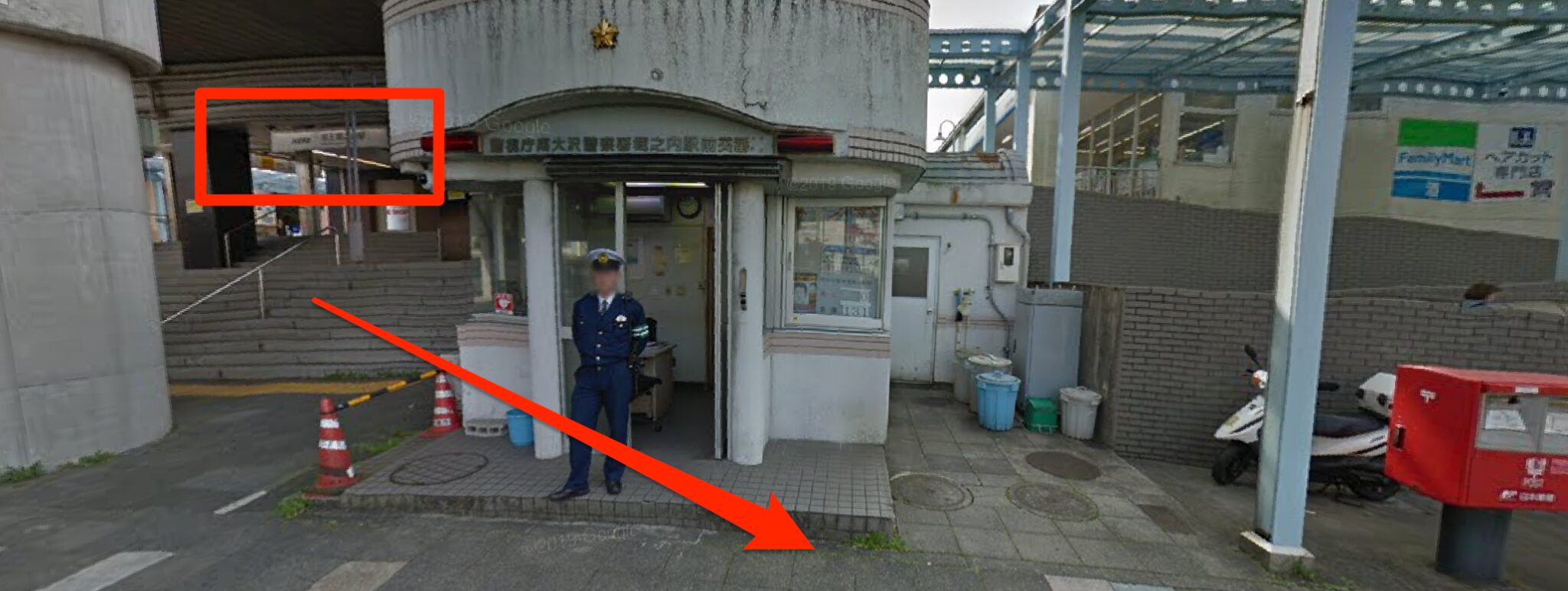 京王堀之内駅の出口を出て交番方面へ