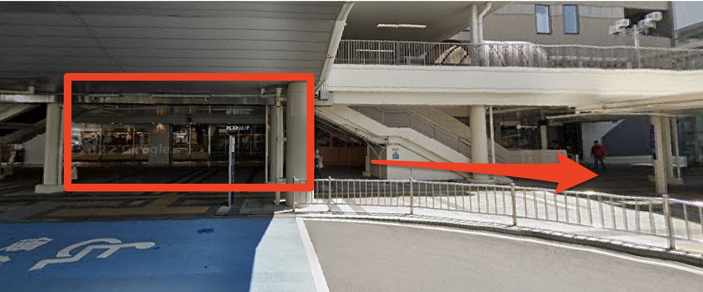 土浦駅西口を出て左方面のバス乗り場へ向かう