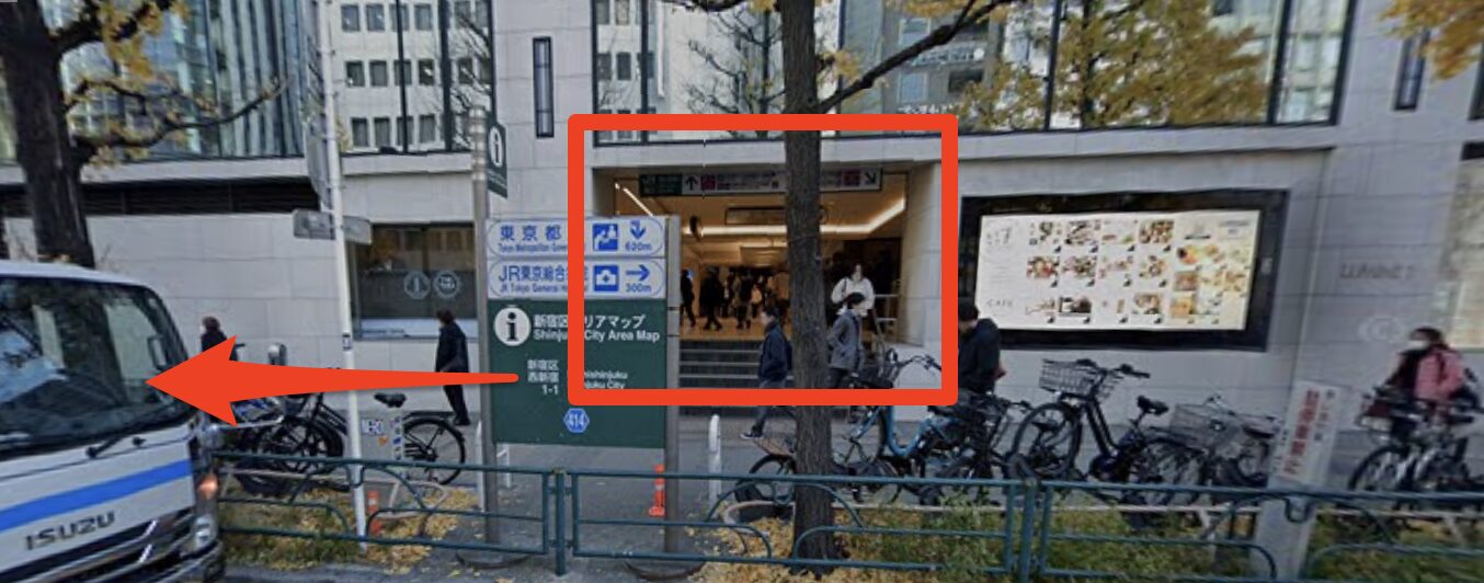 新宿駅南口を出て右方面へ進む