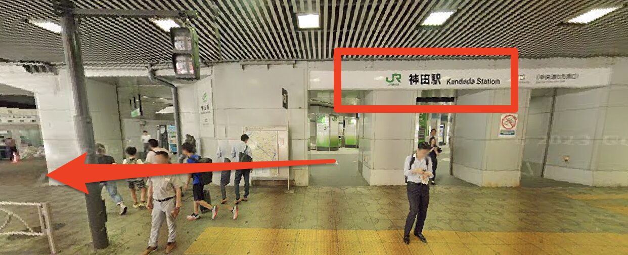 神田駅東口を出て右方面へ進む