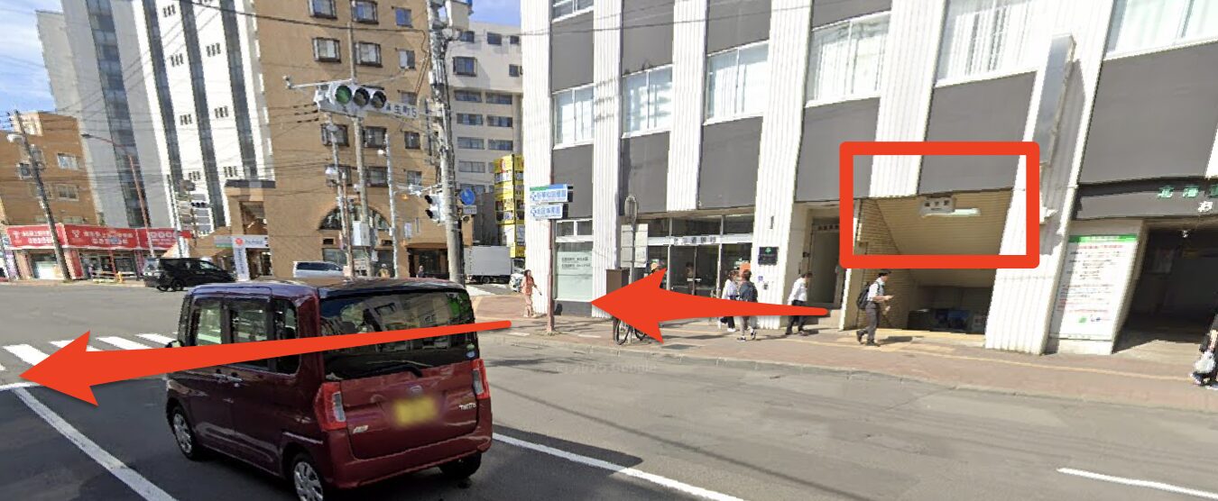 麻生駅3番出口の交差点を渡り丘珠空港通りを直進