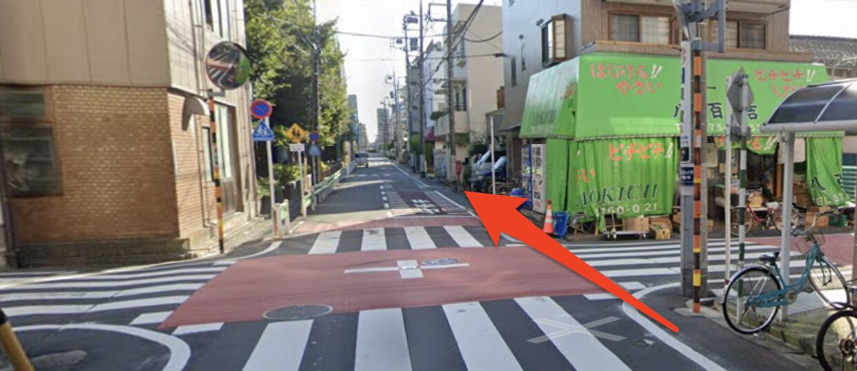 横断歩道を渡り直進