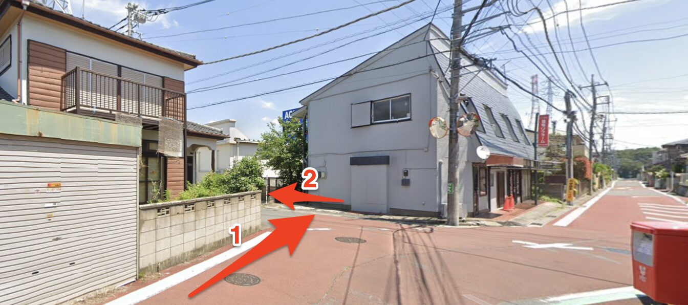 道が分かれているところで左折