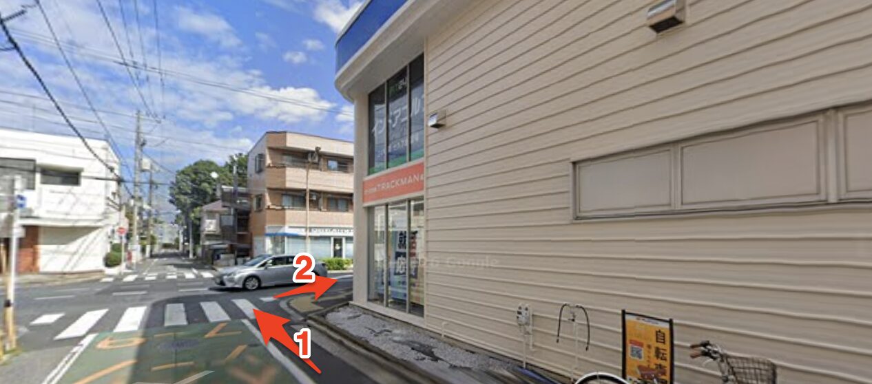 店舗手前を右折する