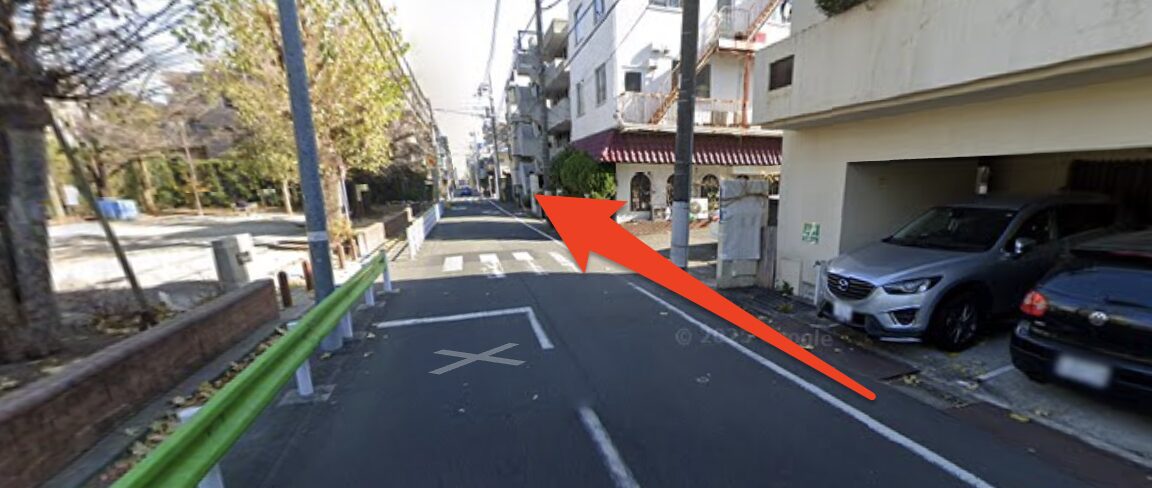 つきやま公園を左に見て直進