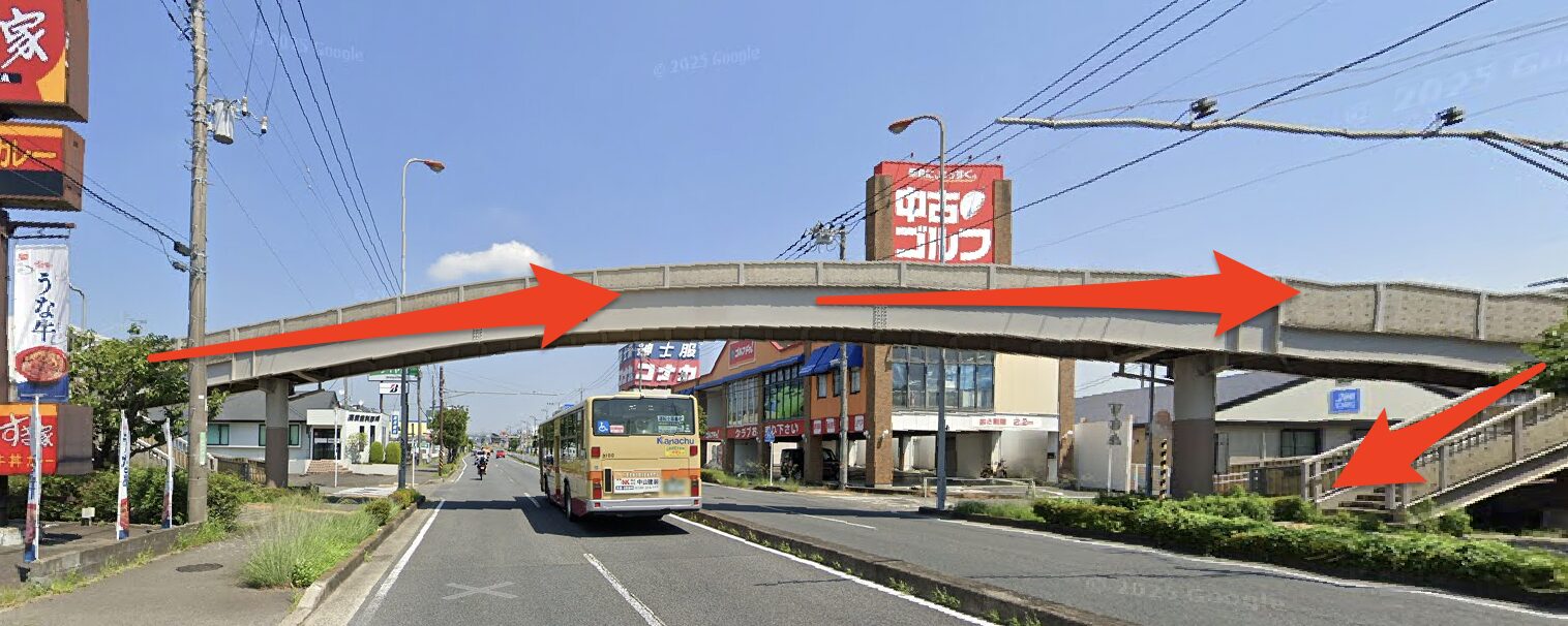 すき家を過ぎて歩道橋で反対側へ渡る