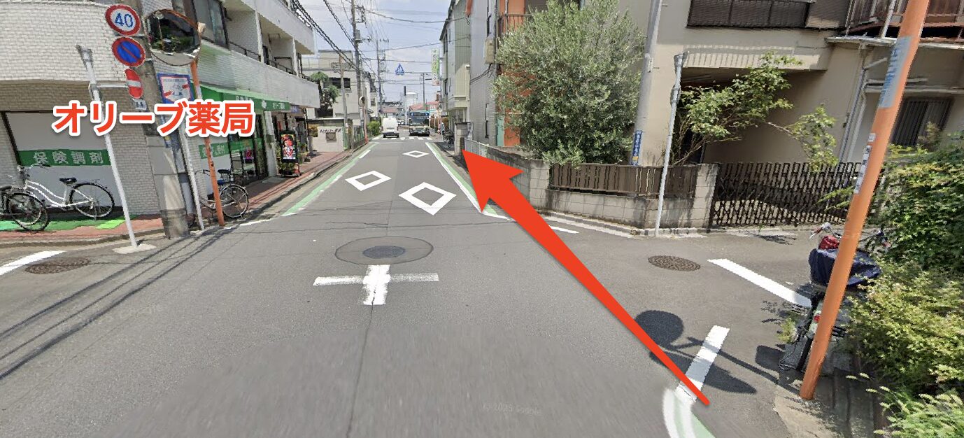 オリーブ薬局を左に見て直進