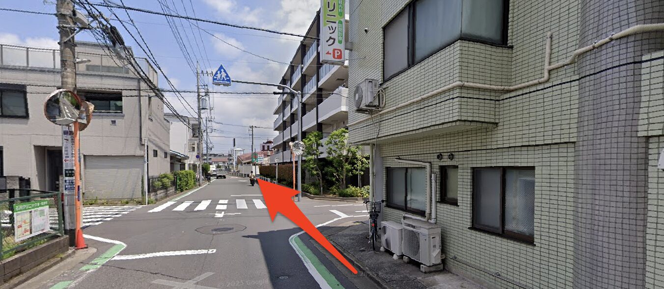 石川クリニックを右に見て直進