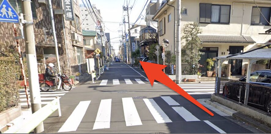 横断歩道を渡り直進