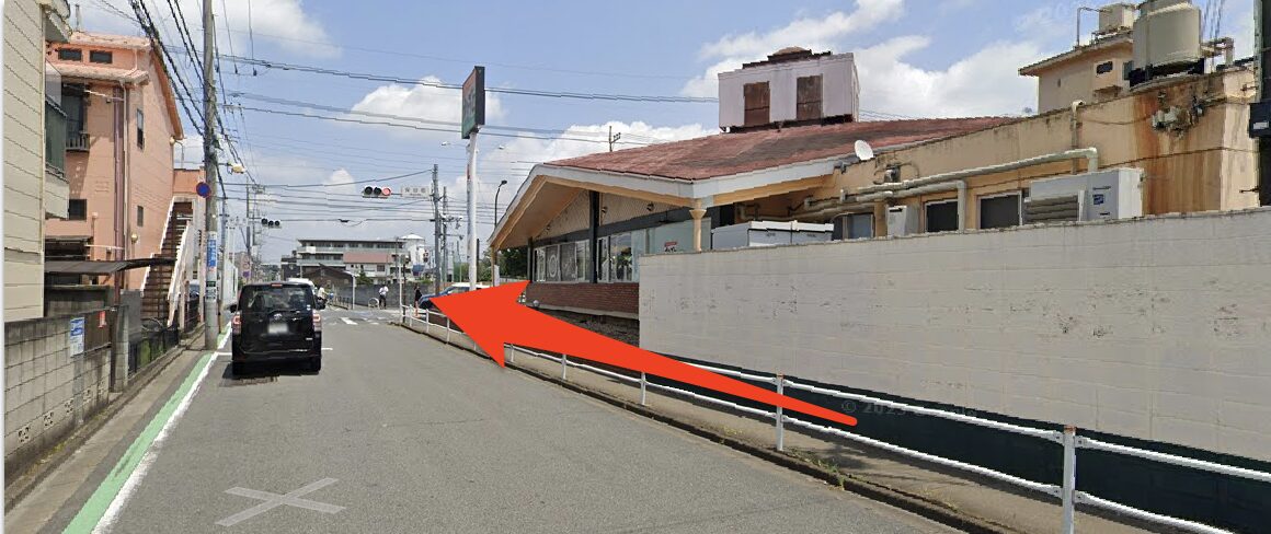 オリーブの丘を右に見て直進