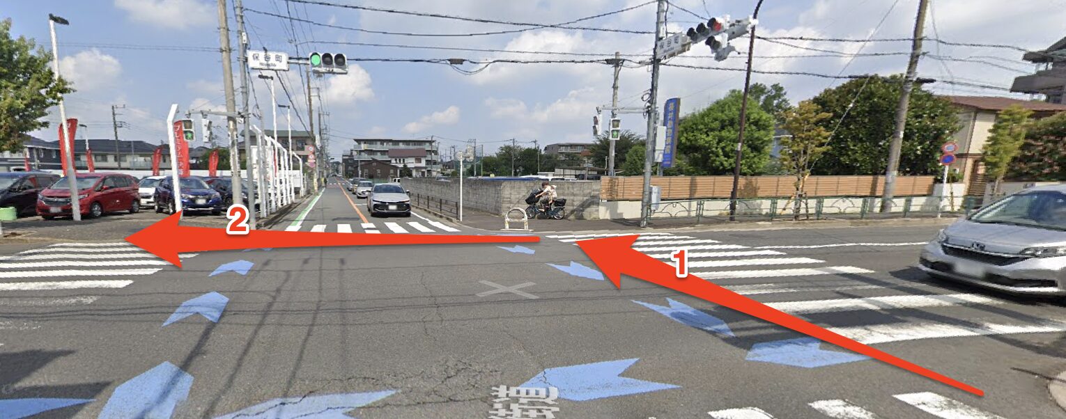 交差点の横断歩道を渡って直進