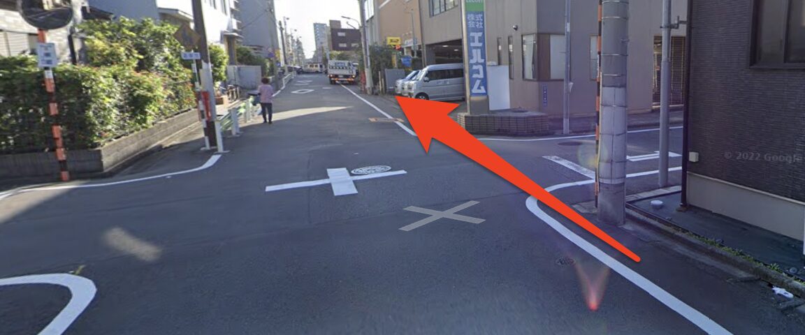横断歩道を渡り直進