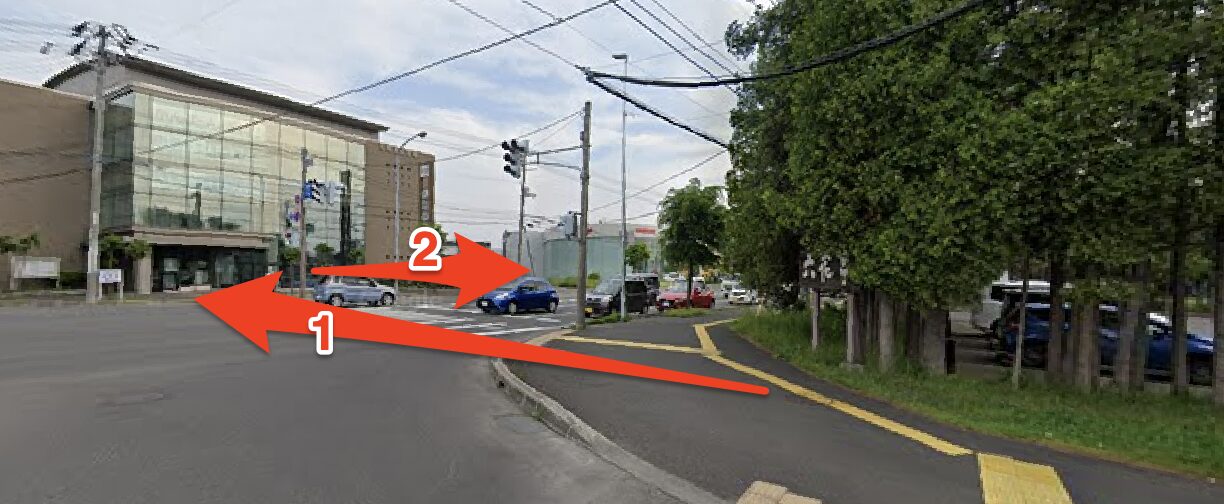交差点で札幌東税務署側へ渡り右折