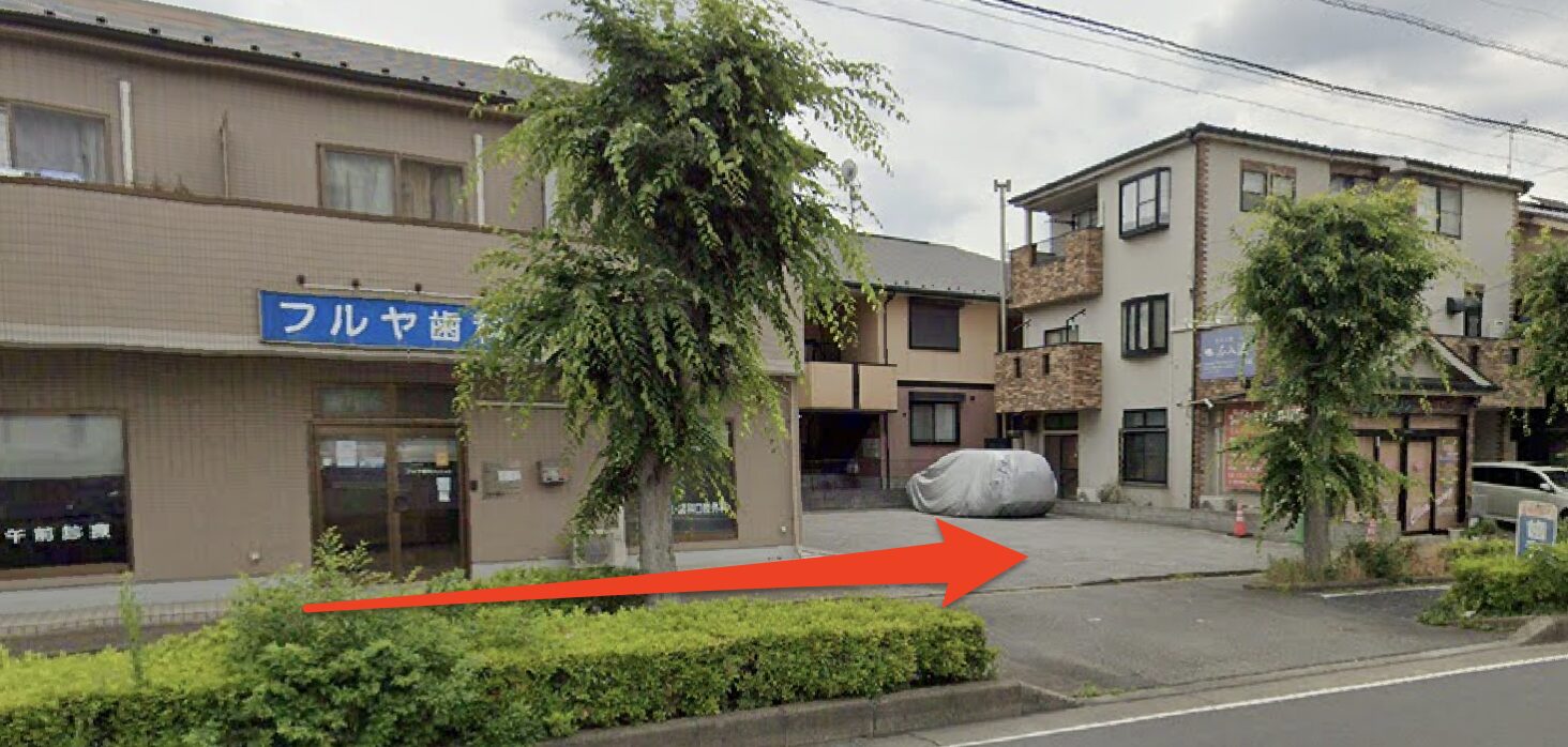 フルヤ歯科クリニックを左に見て直進