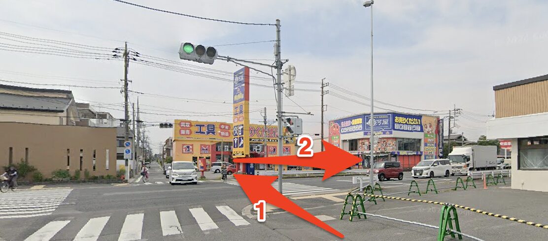 交差点の横断歩道を渡り右折