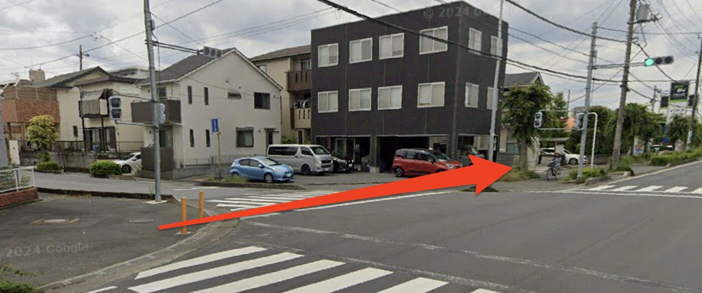 交差点で横断歩道を渡って直進
