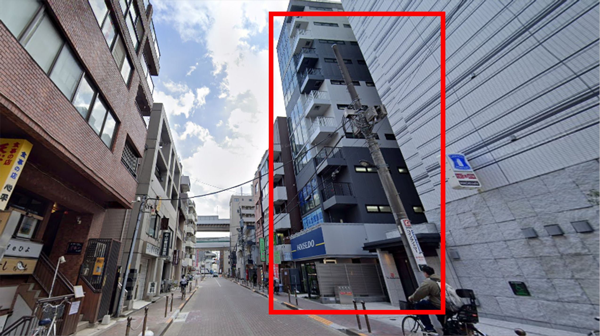 約100m進んだ右手のG・L・O板橋。3階にスマートゴルフ板橋区役所前店がある