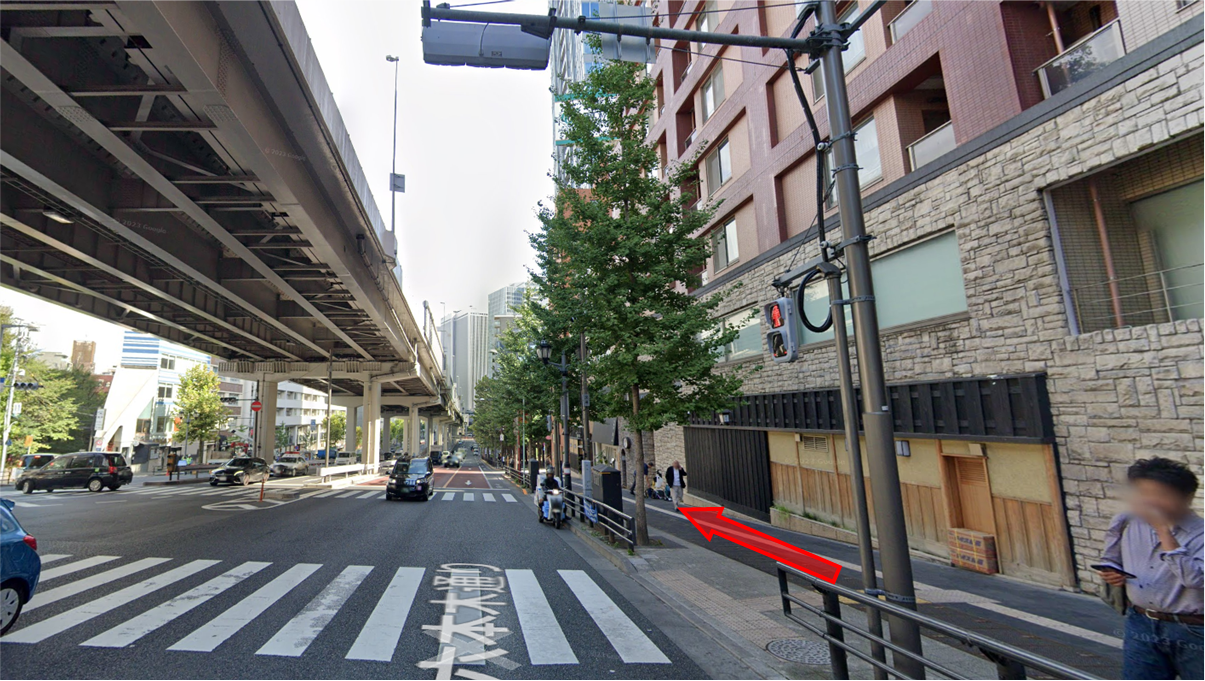 六本木通りの高架下を六本木一丁目方面へ直進し横断歩道を渡って右手へ進む