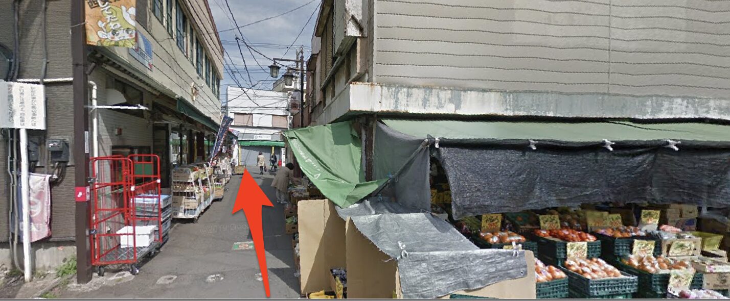 駅からすぐの路地を直進