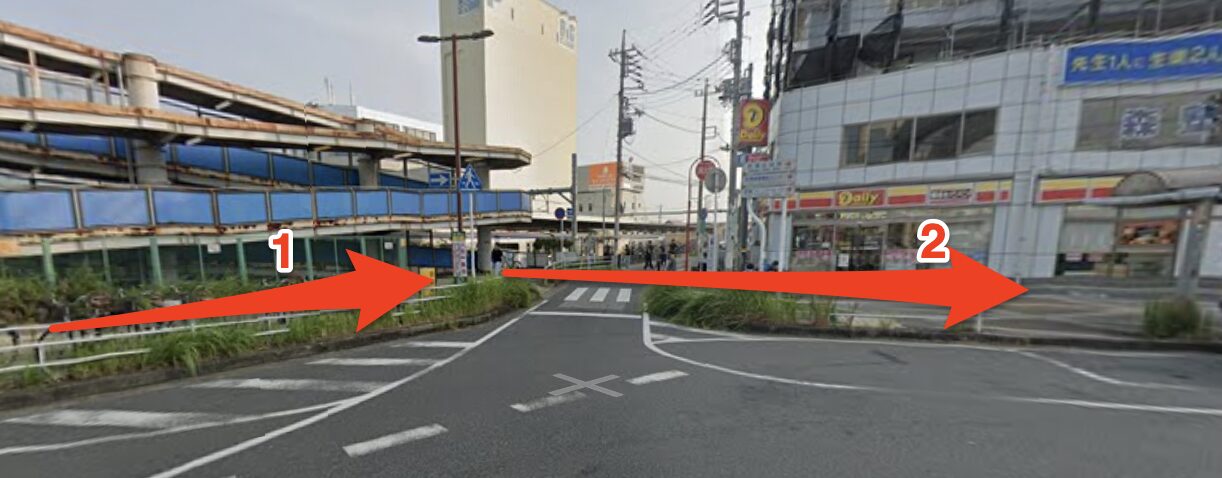 デイリーヤマザキ側へ渡り直進