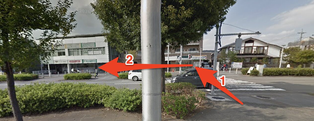堀ノ内駅前交差点で横断歩道を渡り左折