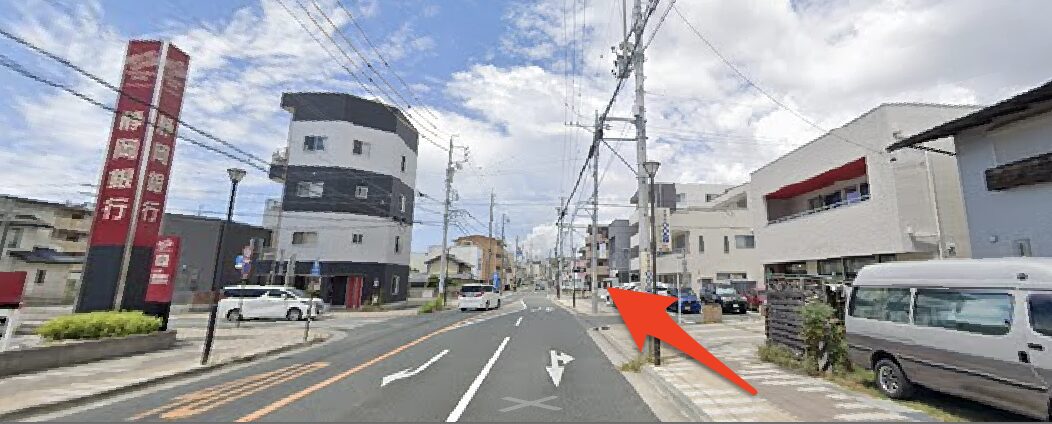 静岡銀行を左に見て直進