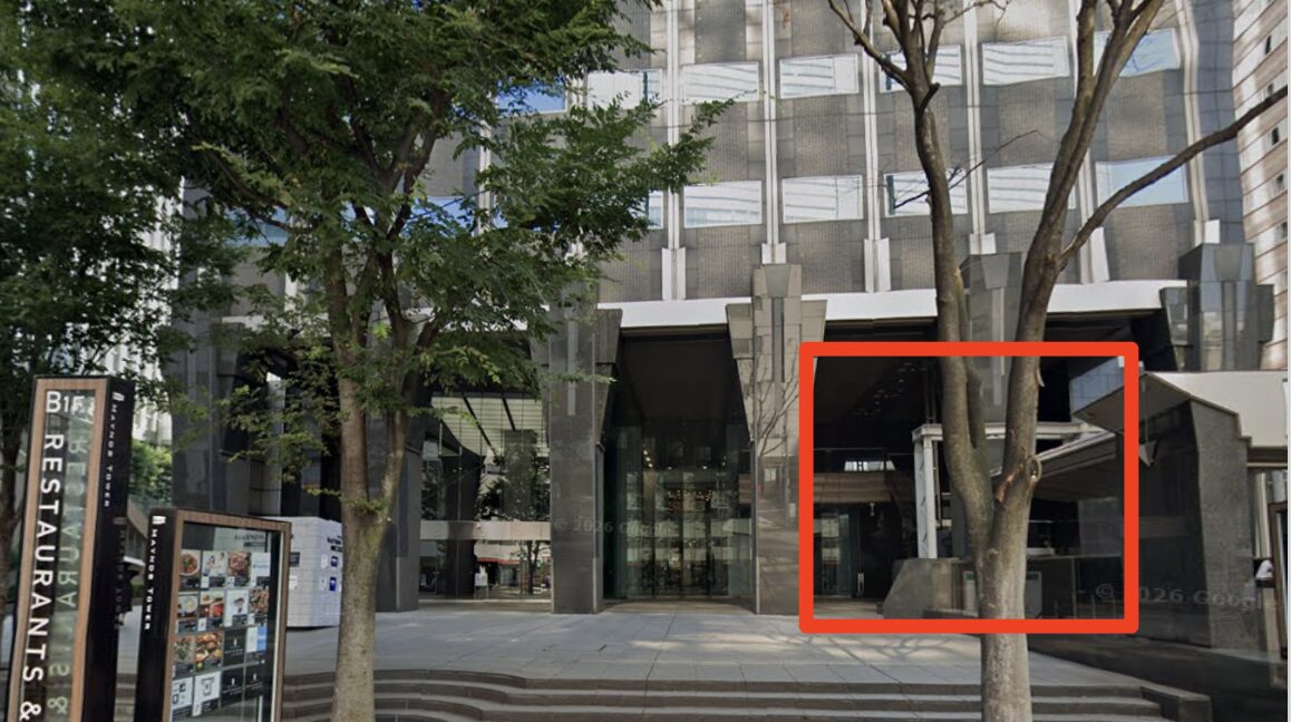 新宿駅A1出口のすぐ隣にある新宿マインズタワー