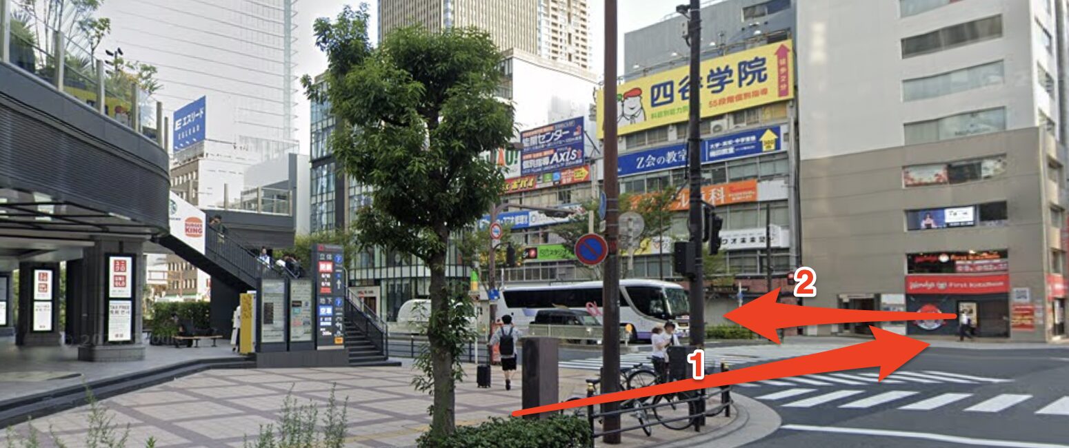 芝田1交差点で横断歩道を渡り左折する