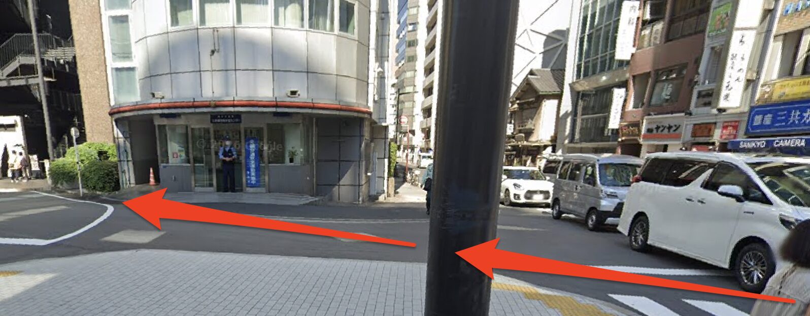 横断歩道を渡り築地警察署の前を横切る