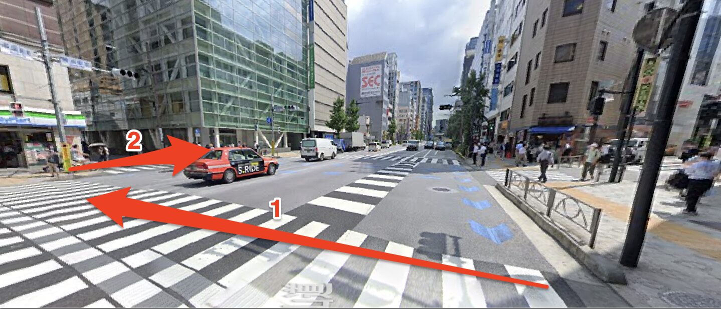 交差点の横断歩道でファミリーマート側へ渡り右折する