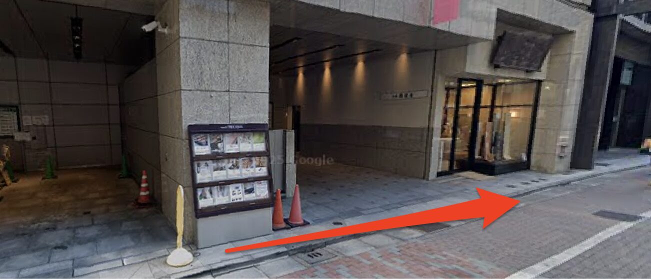 銀座トレシャスを左に見ながら直進する