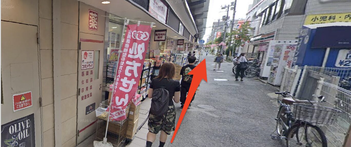 高架下横を直進する