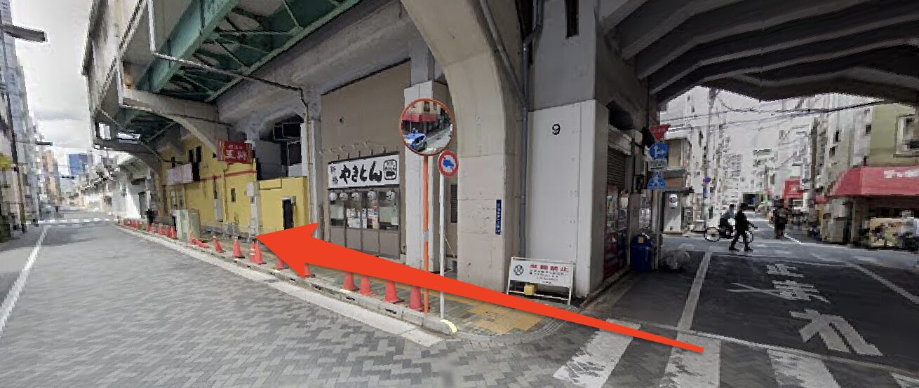 高架下横を直進する