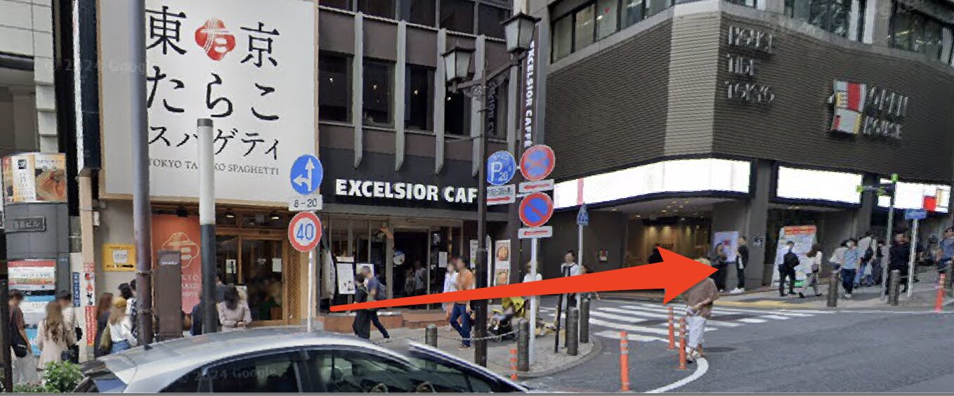 エクセルシオールカフェを左に見ながら宮益坂を直進する
