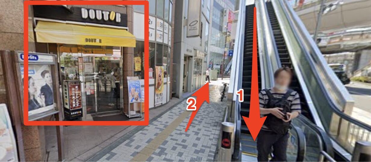 ペデストリアンデッキからドトールのビルのエスカレーターを降りてすずらん通りへ