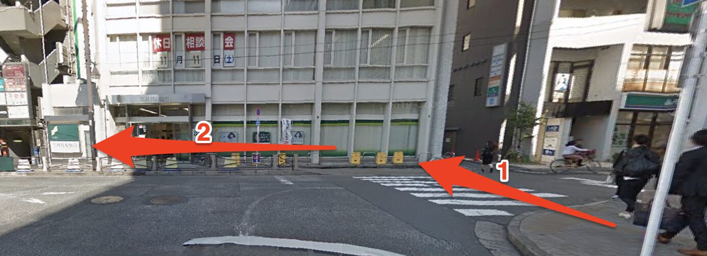 横断歩道を渡り左折する