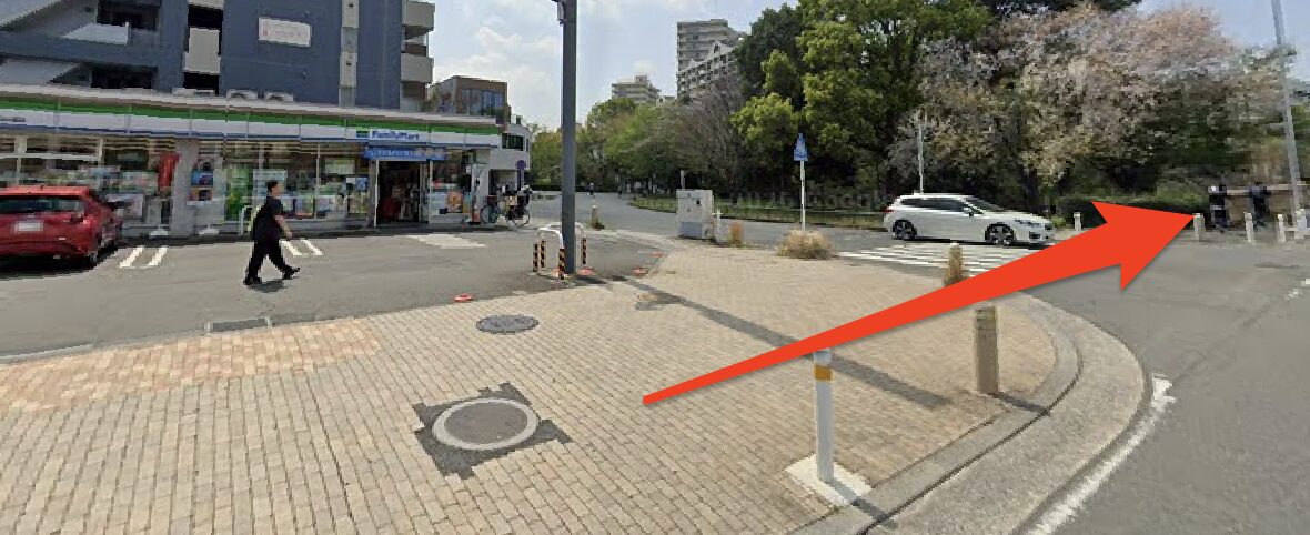 ファミリーマートを左に見て直進