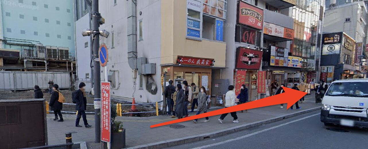 武藤家を左に見ながら直進する