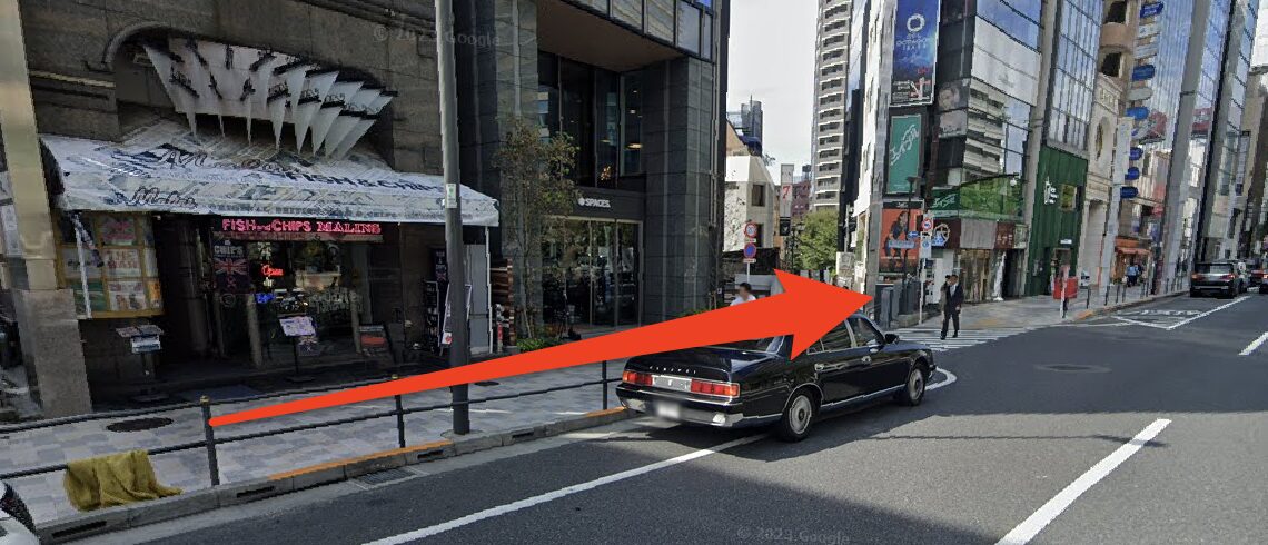 都道319号線(外苑東通り)を直進する