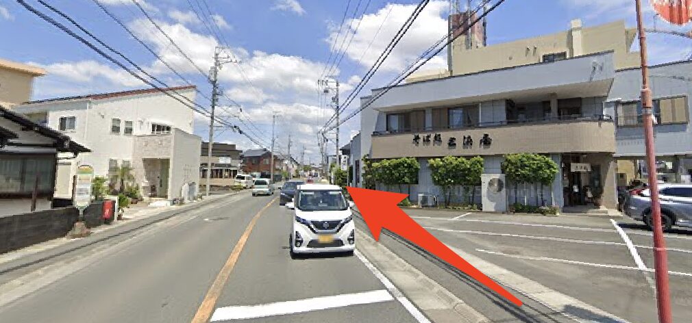 三浜屋を右に見て直進