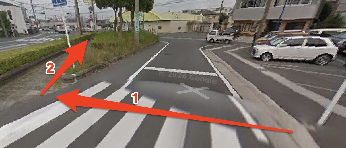 横断歩道を左へ渡り右折