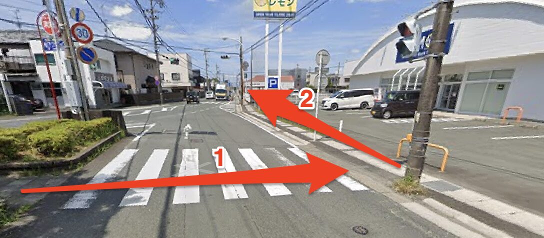 横断歩道を渡り100円ハウス側へ