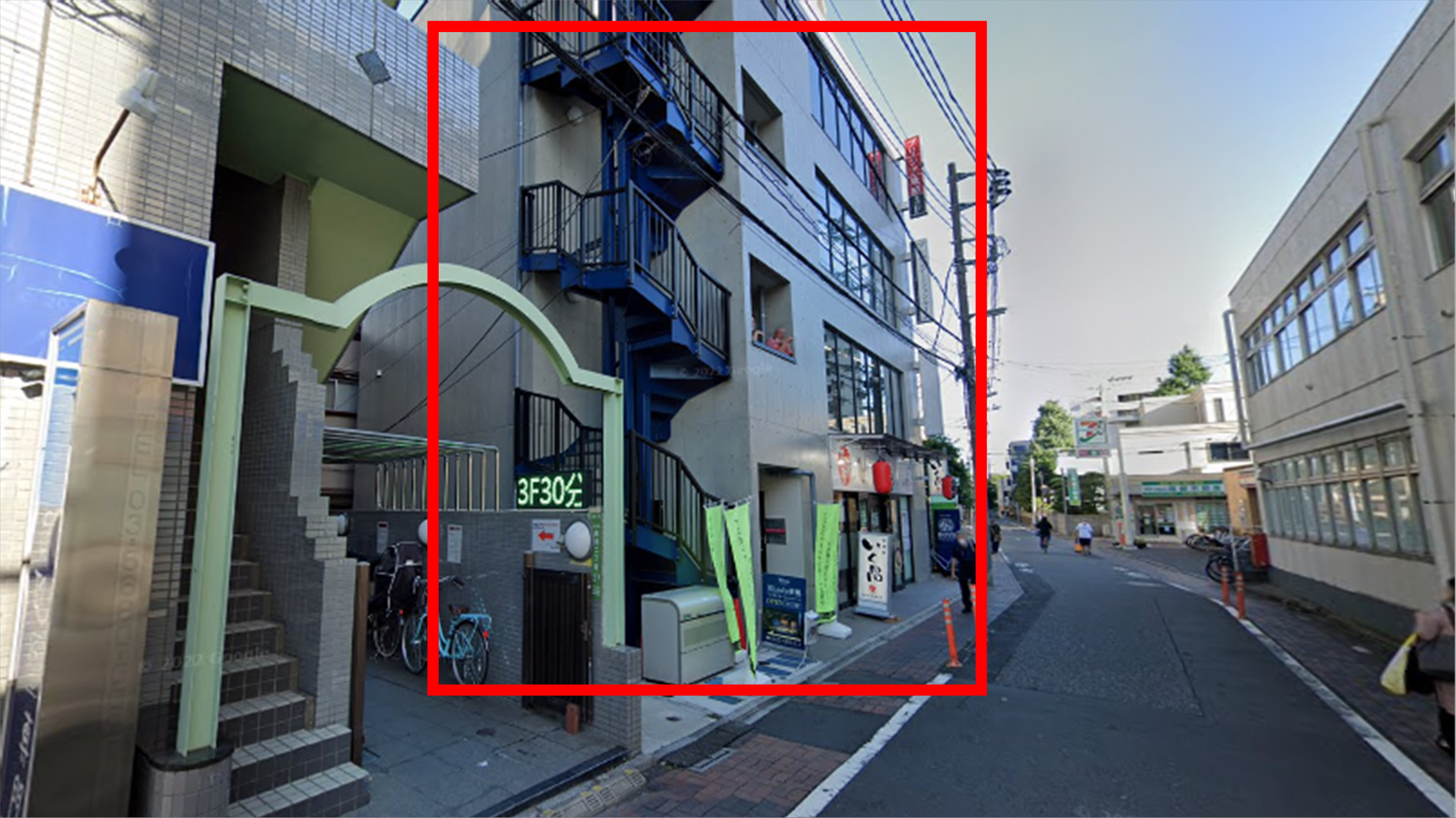 右折後すぐ左手2件目のD1-AYASE。3階にスマートゴルフ綾瀬店がある