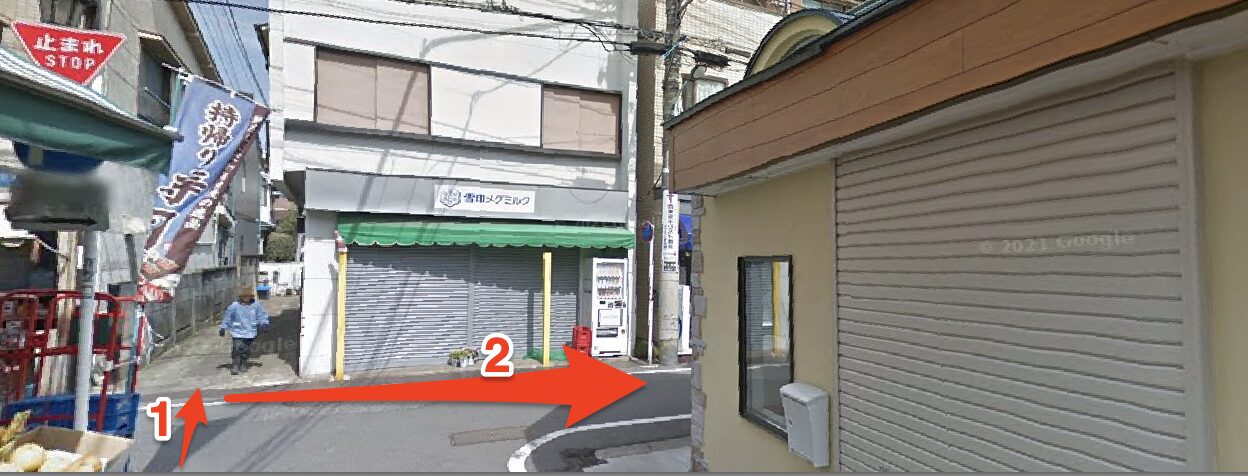 止まれの標識で都道8号線へ右折