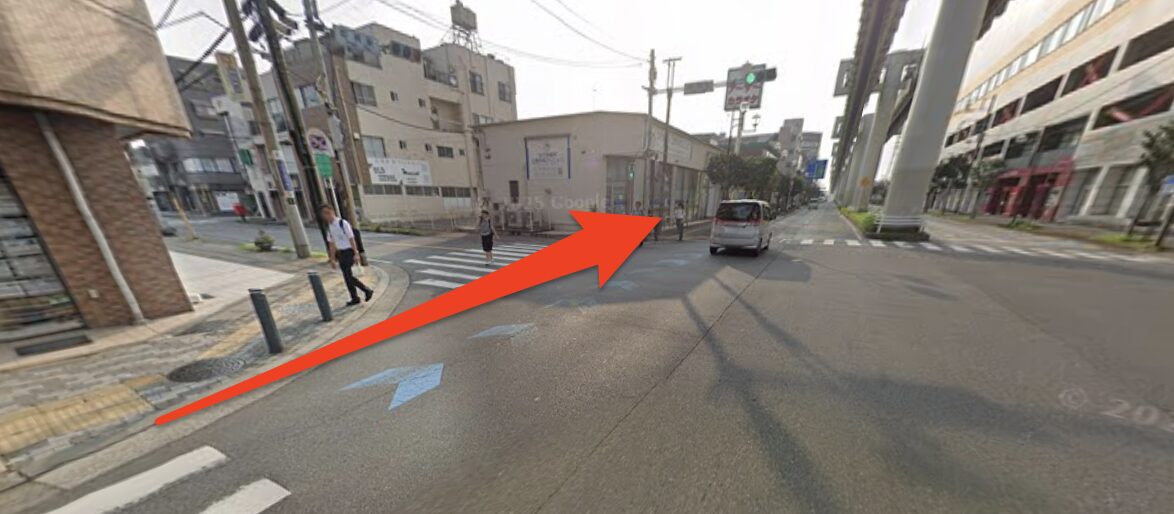 交差点の横断歩道を渡り直進