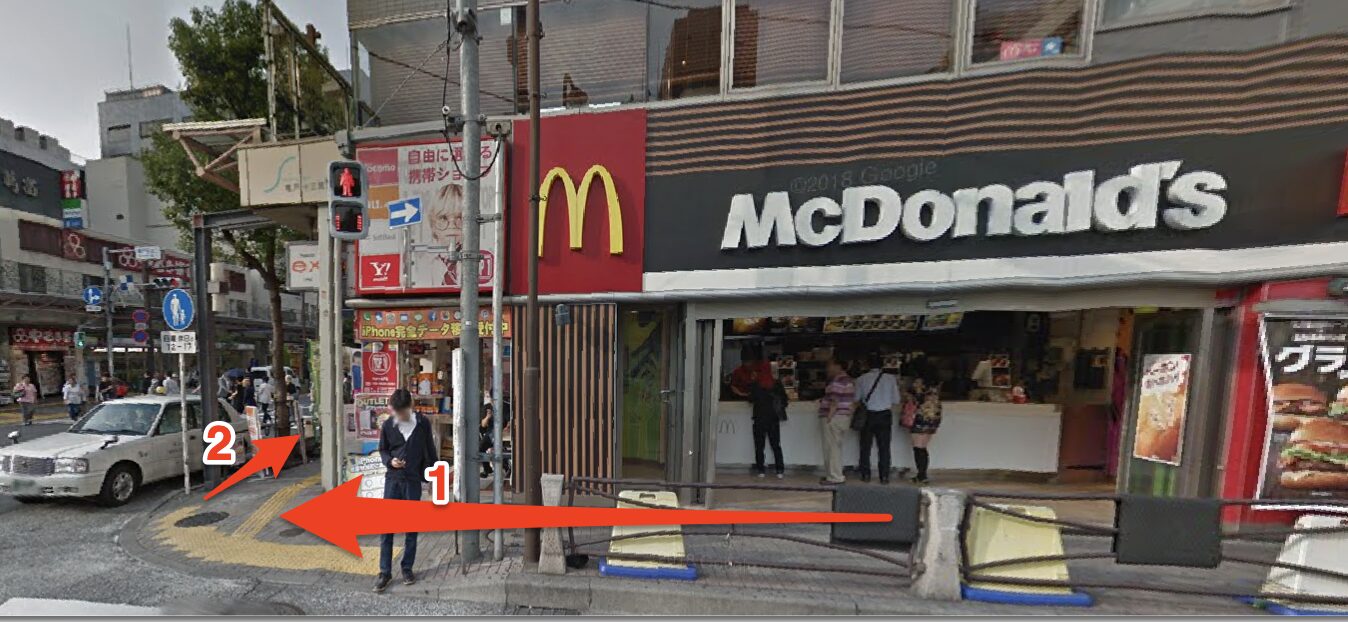 マクドナルドの角を右折する