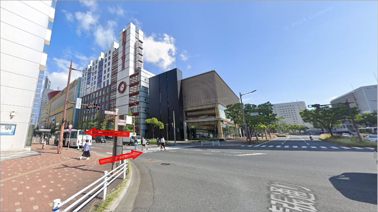 大通りを横断して左折する