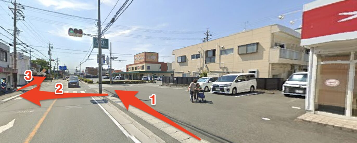サンキューカットを過ぎ横断歩道を渡り直進